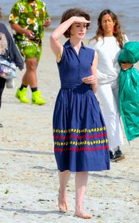 Anne Hathaway feet photo thumbnail