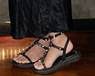 Carolina Ardohain feet photo thumbnail