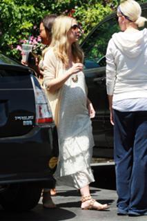 Sarah Michelle Gellar feet photo thumbnail