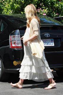 Sarah Michelle Gellar feet photo thumbnail