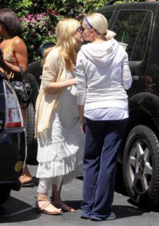 Sarah Michelle Gellar feet photo thumbnail