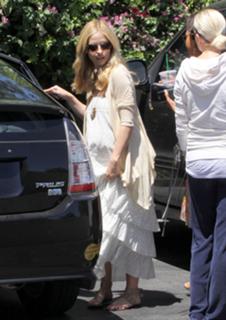 Sarah Michelle Gellar feet photo thumbnail