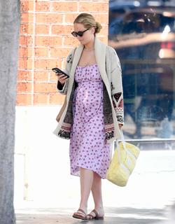 Jennifer Lawrence feet photo thumbnail