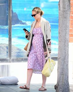 Jennifer Lawrence feet photo thumbnail