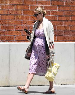 Jennifer Lawrence feet photo thumbnail