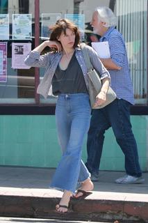 Milla Jovovich feet photo thumbnail