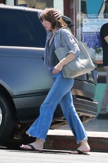 Milla Jovovich feet photo thumbnail