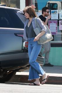 Milla Jovovich feet photo thumbnail