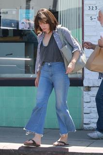 Milla Jovovich feet photo thumbnail