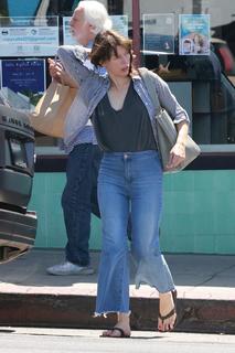 Milla Jovovich feet photo thumbnail