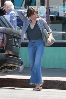 Milla Jovovich feet photo thumbnail