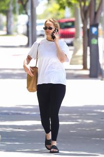 Jennifer Lawrence feet photo thumbnail