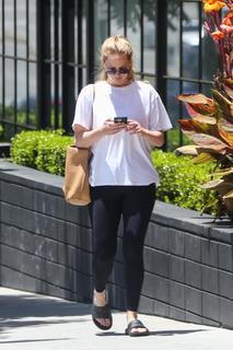 Jennifer Lawrence feet photo thumbnail