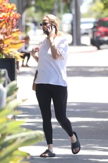 Jennifer Lawrence feet photo thumbnail