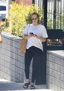 Jennifer Lawrence feet photo thumbnail