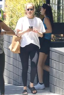 Jennifer Lawrence feet photo thumbnail