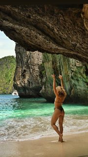 Shantel VanSanten feet photo thumbnail