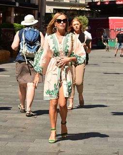 Amanda Holden feet photo thumbnail