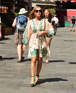 Amanda Holden feet photo thumbnail