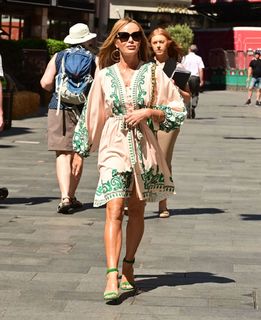 Amanda Holden feet photo thumbnail
