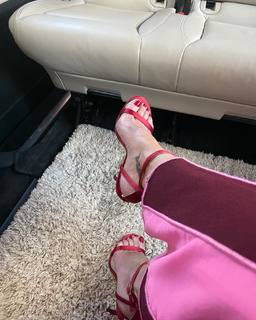 Gillian Anderson feet photo thumbnail