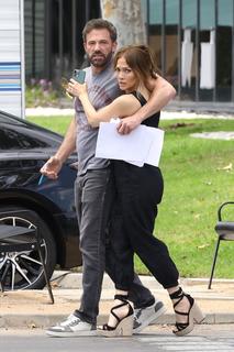 Jennifer Lopez feet photo thumbnail