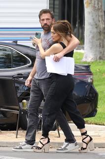Jennifer Lopez feet photo thumbnail