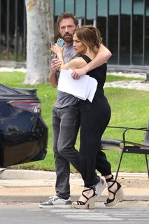 Jennifer Lopez feet photo thumbnail