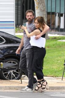 Jennifer Lopez feet photo thumbnail
