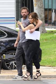 Jennifer Lopez feet photo thumbnail
