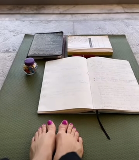 Claudia Lizaldi feet photo thumbnail