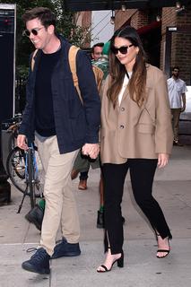 Olivia Munn feet photo thumbnail