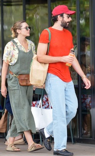 Elizabeth Olsen feet photo thumbnail
