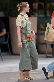 Elizabeth Olsen feet photo thumbnail