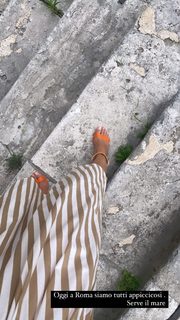 Caterina Balivo feet photo thumbnail