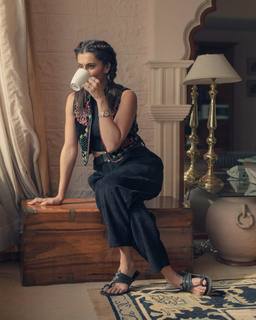 Taapsee Pannu feet photo thumbnail