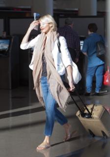 Cameron Diaz feet photo thumbnail