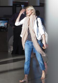 Cameron Diaz feet photo thumbnail