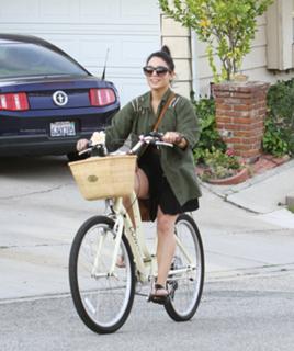 Vanessa Hudgens feet photo thumbnail