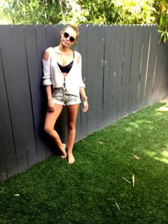 Miley Cyrus feet photo thumbnail