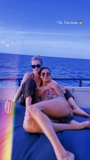 Zoey Deutch feet photo thumbnail