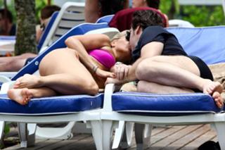 Adriane Galisteu feet photo thumbnail