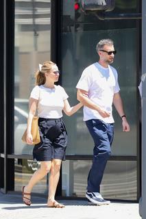 Jennifer Lawrence feet photo thumbnail