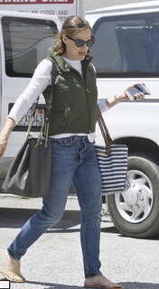 Jennifer Garner feet photo thumbnail