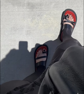 Katherine von Drachenberg feet photo thumbnail
