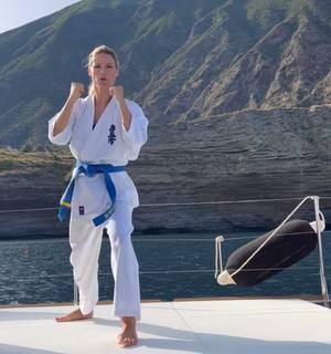 Michelle Hunziker feet photo thumbnail
