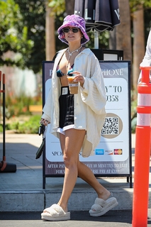 Vanessa Hudgens feet photo thumbnail
