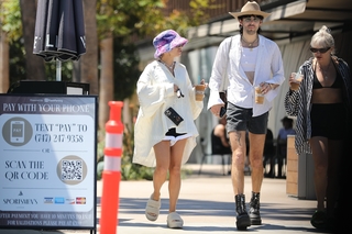 Vanessa Hudgens feet photo thumbnail