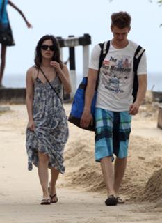 Rachel Bilson feet photo thumbnail