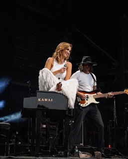 Delta Goodrem feet photo thumbnail